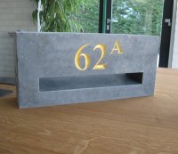 Brievenbus met nummer Handletter met bladgoud